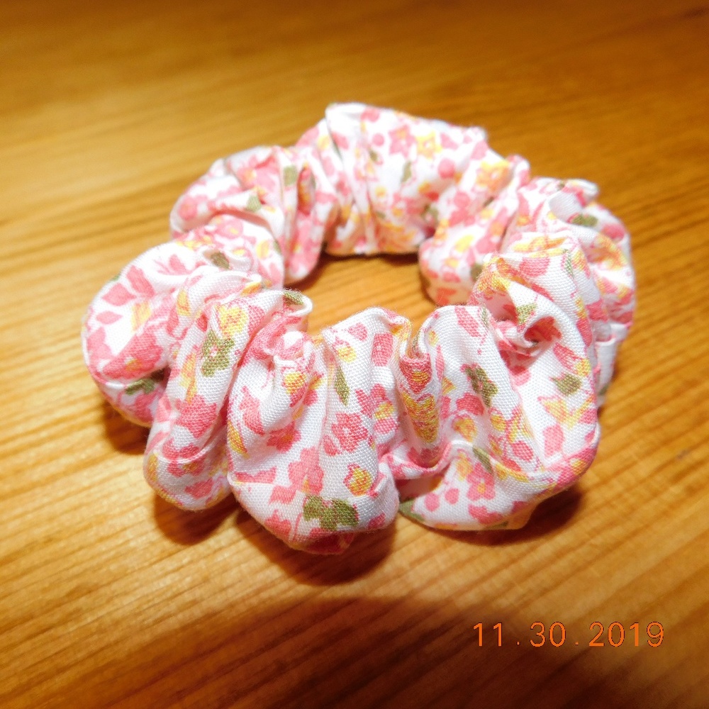 Spring daisy Handmade Upcycled scrunchie ♻️